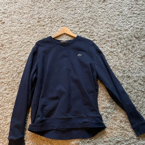 Vintage lacoste sweatshirt - En vintage Lacoste sweatshirt i storlek XL men skulle säga att den sitter som L om inte M