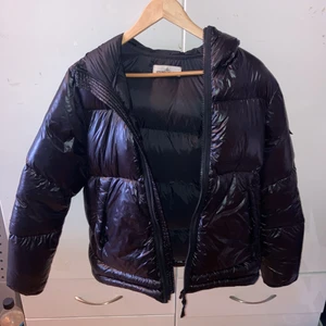 Stone island shiny puffer jacket - Köptes några år sedan för 7000kr, har använts sällan och är nästan som ny. Har kvitto och qr kod. Sitter som en small. 