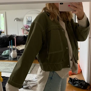 Jacka Zara  - Snygg jacka i en mörkgrön färg från Zara! Storlek M. 