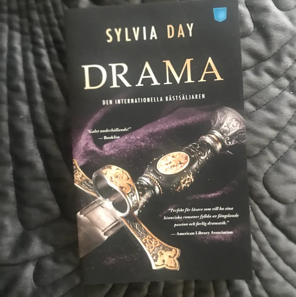”Drama” av författaren till den kända ”Crossfire” serien. Helt ny bok i svensk text. Skickar med en bonusbok vid köp med frakt. . Övrigt.