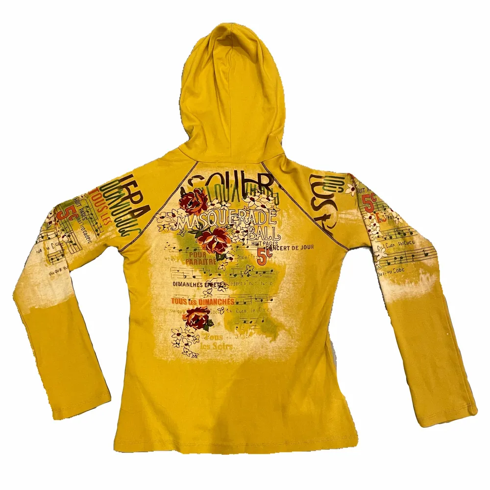 Den snyggaste miss sixty tröjan⭐️⭐️⭐️⭐️som tyvärr inte kommer till använding. Jättecoola tryck överallt och färgen😍😍😍 Känns som att man är tjejen från kill bill. Hoodies.