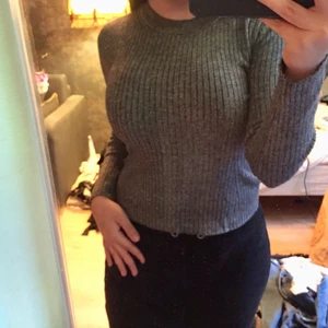Ribbad grå långärmad tröja från H&M - Väldigt bekväm och stretchig så passar säkert för storlek S eller M