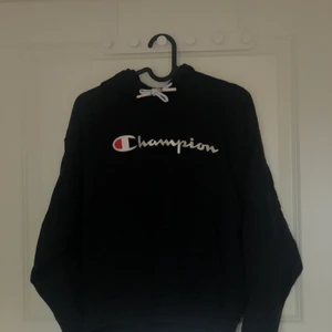 Hoddie - Hej, säljer min champion hoddie pga. använder inte den, den är mörkblå men mer åt det svarta hållet. Är som nyskick och använd ett fåtal gånger😁💗 ny pris 599kr