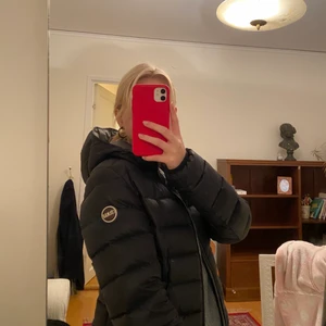 Colmar jacka - Säljer min colmarjacka i storlek 40 som motsvarar XS. Bra skick, inga defekter. Varm och skön!!💛