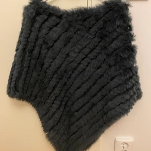  Poncho  - Säljer nu min fina poncho pågrund av att den inte kommer till användning. Jag köpte den för 600kr men säljer för 300, priset kan diskuteras. Den är knappt använda och har inga skador eller fläckar.