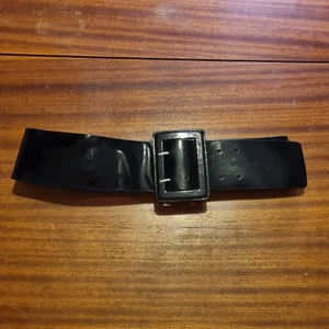 Midjeskärp - Midjeskärp svart lack märkt 85 cm. 20 kr. Samfraktar vid köp av flera varor för 66 kr 📦❣