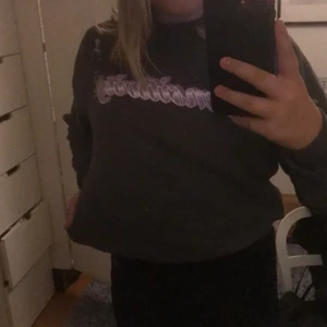 Säljer en tröja grå lila a - Säljer dena fina tröja har ingen användning av den längre blivit lite tajt, från hm för 299kr 