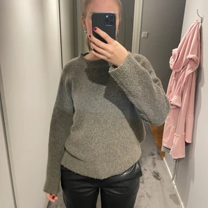 Jättemjuk stickad💙💙💙💙 - Säljer en jättemjuk grågrönbrun tröja ifrån Zara🧸 ganska nopprig men väldigt skön och fin ändå💕
