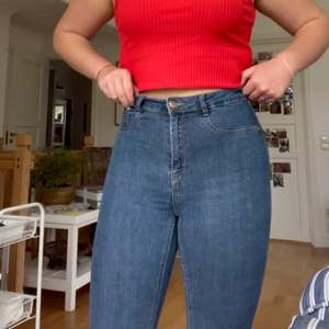 Molly jeans från Gina i st s-m. Formar kroppen jättefint och sitter som ett smäck. Säljer då de aldrig blev använda mer än 2 gånger så de är som nya. Säljer därför för 150kr vilket är ett bra pris för detta snygga jeans!