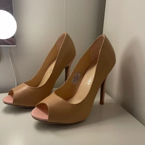 Klackskor för 100kr - Säljer dessa i storlek 37 och är 9 cm långa