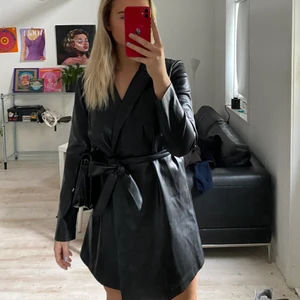 Skinnblazer klänning - Skinnblazer klänning i storelk 38 från ginatricot❤️ jätte fin och i bra skick❤️