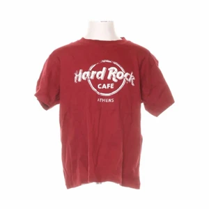 Röd hard rock cafe t-shirt - Röd hard rock café t-shirt i stlk XS, men passar större storlekar för en mer croppad passform! Hör av er vid frågor & funderingar, pris kan alltid diskuteras!🥰