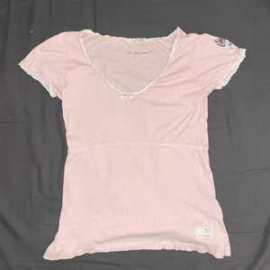 Oddmolly t-shirt - Rosa topp från Odd Molly i storlek 0, vilket motsvarar XS. Använd ett fåtal gånger och är väldigt fint skick. Kan fraktas. Hör av dig om du vill ha fler bilder. Priset kan diskuteras❤️❤️