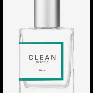 Säljer clean parfym i doften rain. Doftar jättegott. Helt oöppnad med plasten kvar på. Pris kan diskuteras. Nypris: 485kr 