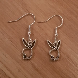Örhängen  - Snygga playboy örhängen i råstfritt stål!! Köparen står för frakten🥰