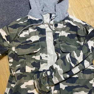 H&M - Från H&M har aldrig använt den helt nuu! Skit skönt att ha på dig. Kan användas som en kappa 