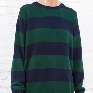 SÄLJER DENNA BRIANNA SWEATERN - Hej, jag säljer denna brianna sweatern från brandy Melville. Kom i paketet förra veckan då jag bara provat den! Skriv privat för fler bilder💗 FRAKTEN INGÅR!