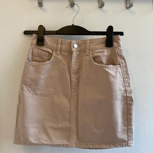 Beige jeans kjol  - Från Gina Tricot. Använd fåtal gånger. Storlek 36