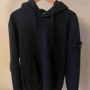Stone island hoodie  - Mörkblå Stone Island hoodie, bra skick inga fläckar eller skador. Pm för fler bilder eller pris 