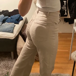 HM jeans - Säljer dessa jeans från HM divided då de inte längre är min stil, de sitter super bra och är i fint skick, FRAKTKOSTNADEN ÄR INKLUDERAD 