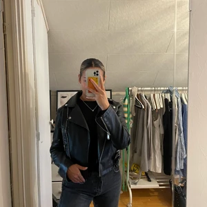 Skinnjacka - En skinnjacka köpt på Zalando förra året, snappat använd. Säljer då jag vill köpa en större. Storlek M men passar XS och S också💕