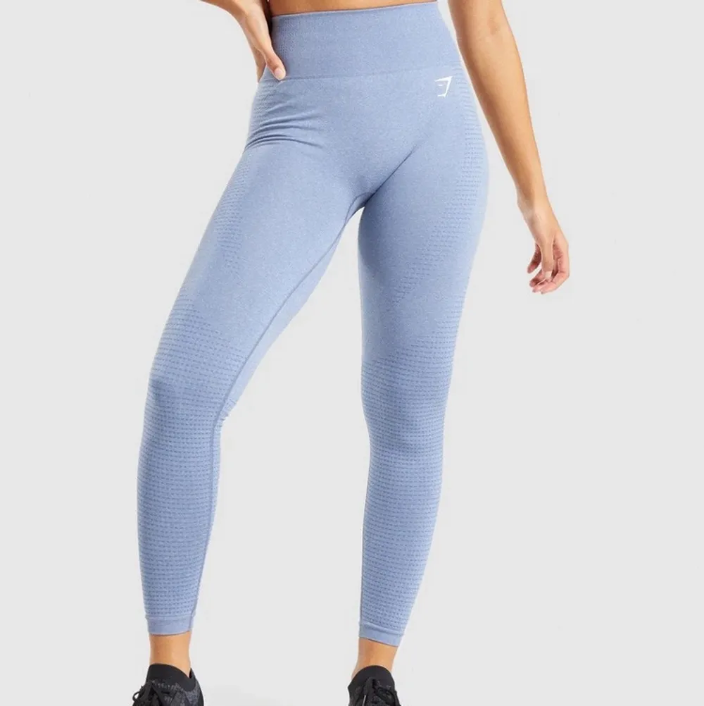 Säljer mitt älskade gymshark med tights och en långärmad crop top i finaste blå färgen då de tyvärr inte passar längre. Det är i storlek XS och superbra skick, knappt använt! 💕💕 Nypris 950 men säljer för 599!. Hoodies.