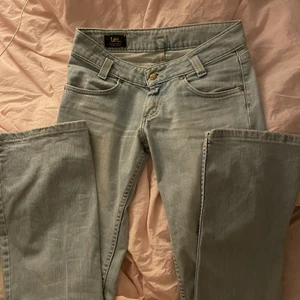 Lee low waisted jeans - Asss snygga low waisted ljus blåa jeans från Lee i toppskick! Säljer pågrund av att jag har jätte mycket byxor och det behövs en rensning!<3 Innerbens: 81 cm midjan rätt över: 39 cm