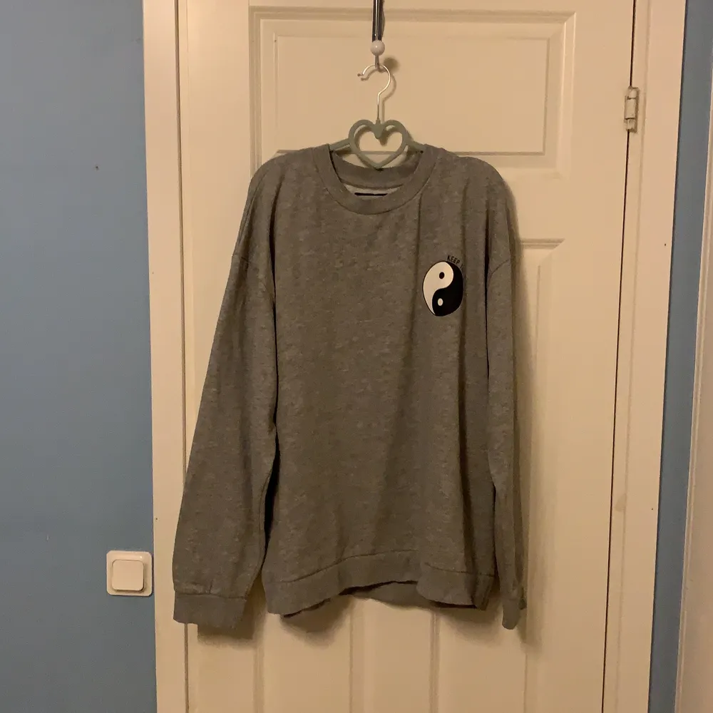 En najs grå sweatshirt i storlek XL. Hoodies.