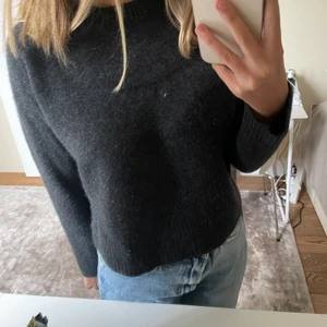 Stickad tröja  - Säljer min jätte fina stickade tröja från H&M som köptes för ca 1 år sen! Den är väldigt skön och passar bra till både jeans och kjolar. Perfekt inför hösten😍😍😍 Köptes för 599kr! Egentligen är tröjan M men den har krympt så skulle säga att den passar folk med storleken XS