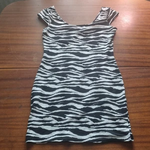 Zebra klänning  - Tight klänning zebra. 29 kr. Samfraktar vid köp av flera varor för 66 kr 💕❣