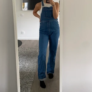 Hängselbyxor jeans - Mörkblåa hängselbyxor i jeans från weekday. Dessa är i storlek 38, men går väldigt bra att ha som man har storlek 36. Nyskick, aldrig använt. 