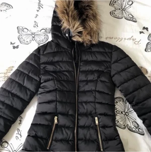 Vinterjacka - Fin vinterjacka från H&M. Den är fin i formen då den är figursydd! Sparsamt använd så den är i fint skick. Köpt för 500kr. Kan skickas, köparen står för frakten🌼 