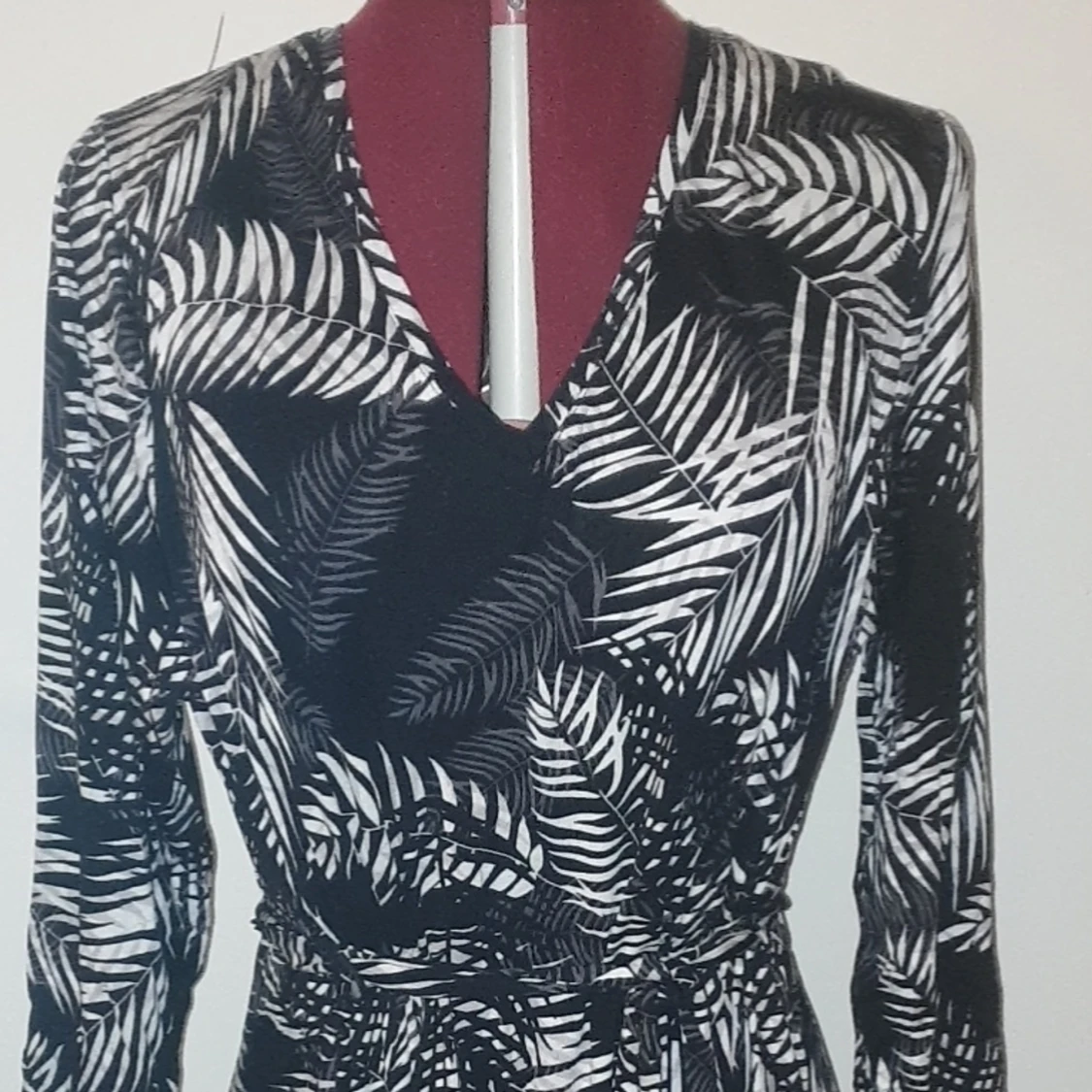 NY svart klänning med fjäder motiv - 91