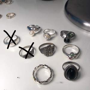 Superfina silverringar i storlek S/M! alla är i jättebra skick och de färgar inte av sig!🖤50kr/st🖤 De två ringarna där fram kostar 🖤100kr/st🖤Frakt tillkommer på 12kr! 🖤kram🖤Alla för 400kr inklusive frakt🖤
