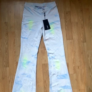 Weekday yoga pants - yoga pants i storlek 36, midrise, 80 cm inseam 