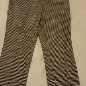 Rutiga Mango byxor stl 38. - Ett par rutiga byxor från Mango i storlek 38. Och dem är inte så stretchinga.