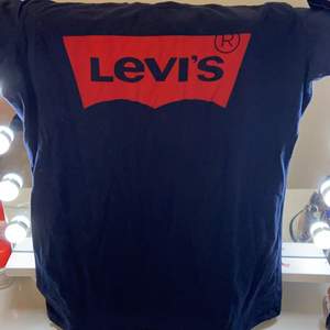 En blå Levi’s t-shirt men de står att storleken är xll men jag har M o den passar mig 🥰