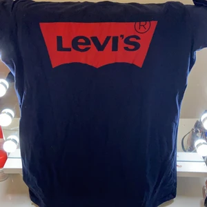 En blå levi’s T-shirt - En blå Levi’s t-shirt men de står att storleken är xll men jag har M o den passar mig 🥰