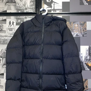 Mckinley Jacka  - Dunjacka från märket Mckinley! Väldigt skön och bekväm och en bra passform. Nypris ligger på 1399kr. Den släpper en del dun! Storlek 46, passar både en L och en XL.