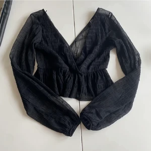 Svart blus  - Superfin svart blus, perfekt till fest. Säljer då jag köpte en annan liknande. 💙 bilderna är lånade av hon  jag köpte den från på plick från! Fraktar eller möts upp i Göteborg 