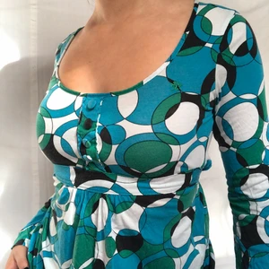 Mönstrad abstrakt topp - Abstrakt mönstrad topp i härliga färger från esprit. Knyts i ryggen! Mycket stretchiga så passar flera storlekar. Märkt S och visas på S. Kan förmodligen användas som klänning på någon som är kortare. Jag är 169lång. Köpare står för 48kr frakt!