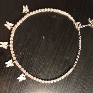 Halsband och fotlänk  - Halsband och fotlänk från Shein i samma mönster. Inget ramlar av, jättefint skick💞 köpte för 60 säljer för 30