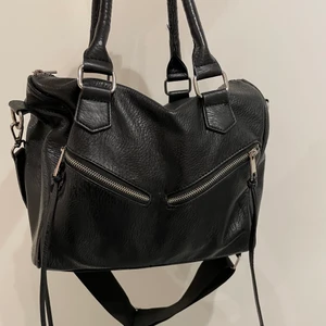 Väska  - Säljer denna väska från Gina, köpt för länge sedan men och som ni ser på sista bilden har den skaft bort med färg vid dragkedjan ! Den är ganska rymlig man får plats med t.ex idrottskläder men mappar /dator får inte plats, skicka om ni har några frågor, (köparen står för frakt) 💕