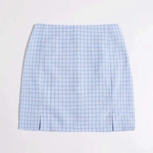 Kjol - Säljer denna rutiga ljusblåa kjol från shein. Den har en dragkedja och två stycken slits. Den är i storlek M men jag skulle ändå säga att den mer passar någon som har XS/S då den var väldigt tajt och inte är i ett stretchigt material. Men utöver detta är den super fin och ser ut som på bilden👍🏽 Den är i helt nyskick då den aldrig är använd, endast testad. Bilderna är lånade så kom privat för egna, 49 + frakt💕