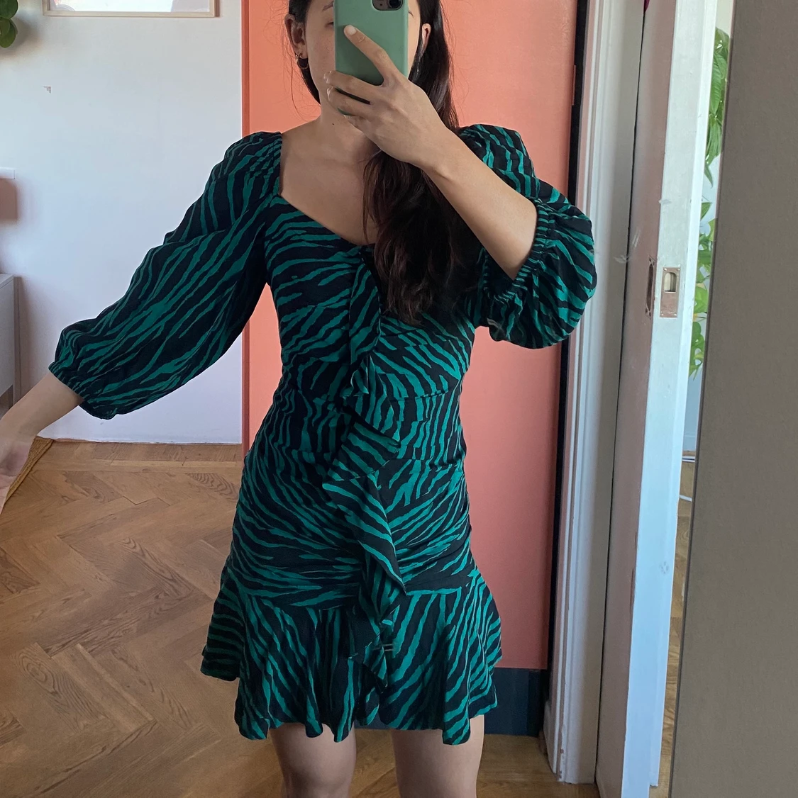 Djurmönstrad mini klänning