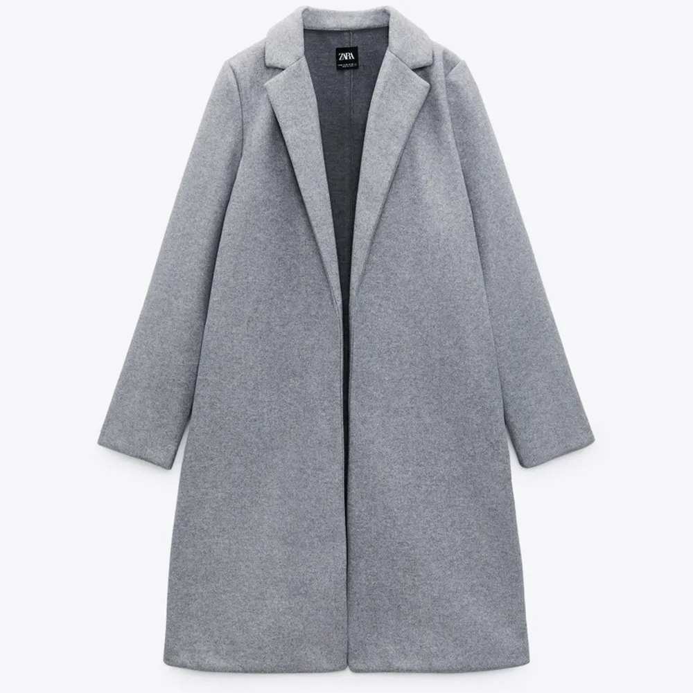 En jätte fin kappa från Zara som är i ett fint skick! Säljer den pågrund av att jag inte använder den längre. Köpt för 400 och den passar perfekt till hösten/ vintern! Den är väldigt varm och den är i storleken XS. Jackor.