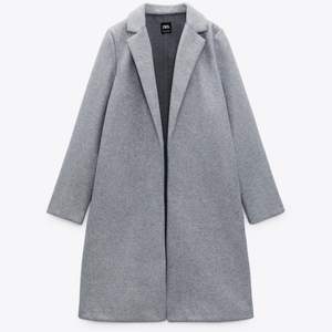 En jätte fin kappa från Zara som är i ett fint skick! Säljer den pågrund av att jag inte använder den längre. Köpt för 400 och den passar perfekt till hösten/ vintern! Den är väldigt varm och den är i storleken XS