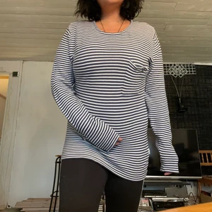 elvine randig långärmad - Blåvitrandig långärmad tröja/tunika(?) med liten bröstficka. Från svenska märket Elvine. Går givetvis att klippa eller vika upp (se bild 2). Bild 3 visar färgerna bäst. Knappt använd. Storlek L men skulle säga XL/stor XL. Säljes pga för stor. 💌 Frakt är baserad på frimärken. Önskas postnords egna paket löser vi det 🎈