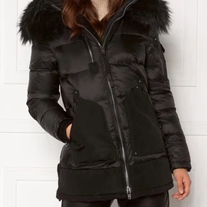 ROCKANDBLUE - Valencia II Jacket Black - Jackan är helt NY och OANVÄND, köpt från Bubbleroom. Köptes för 3999kr och säljes för 3500kr. Frakten ingår i nuvarande pris och betalas alltså av dig. Puss och kram!🌸😊