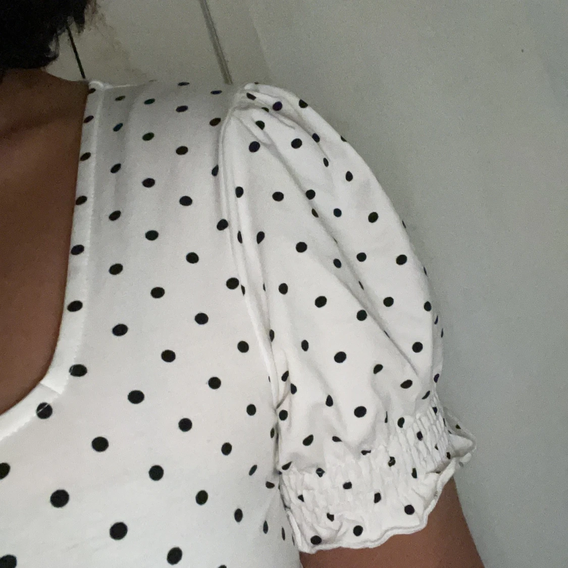 Prickig croptop med puffärm - 91